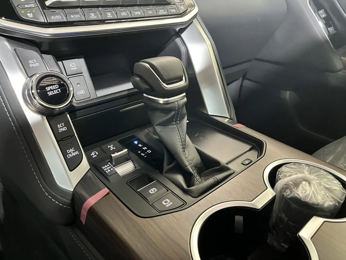 Toyota Land Cruiser 300 Vx 2025 camioneta negra8
