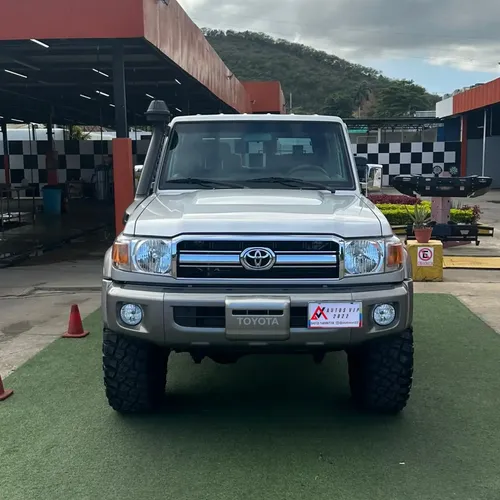 Toyota Land Cruiser 71 LX 2020 Plateado Lechería