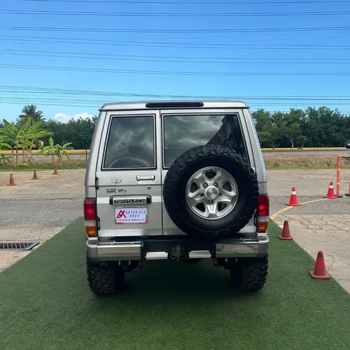 Toyota Land Cruiser 71 LX 2020 Plateado Lechería