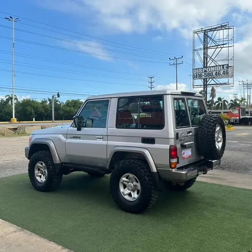 Toyota Land Cruiser 71 LX 2020 Plateado Lechería