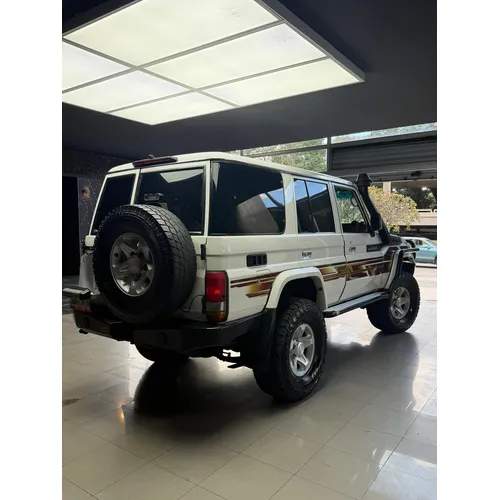 Toyota Land Cruiser 76 LX 2013 Blanco Caracas