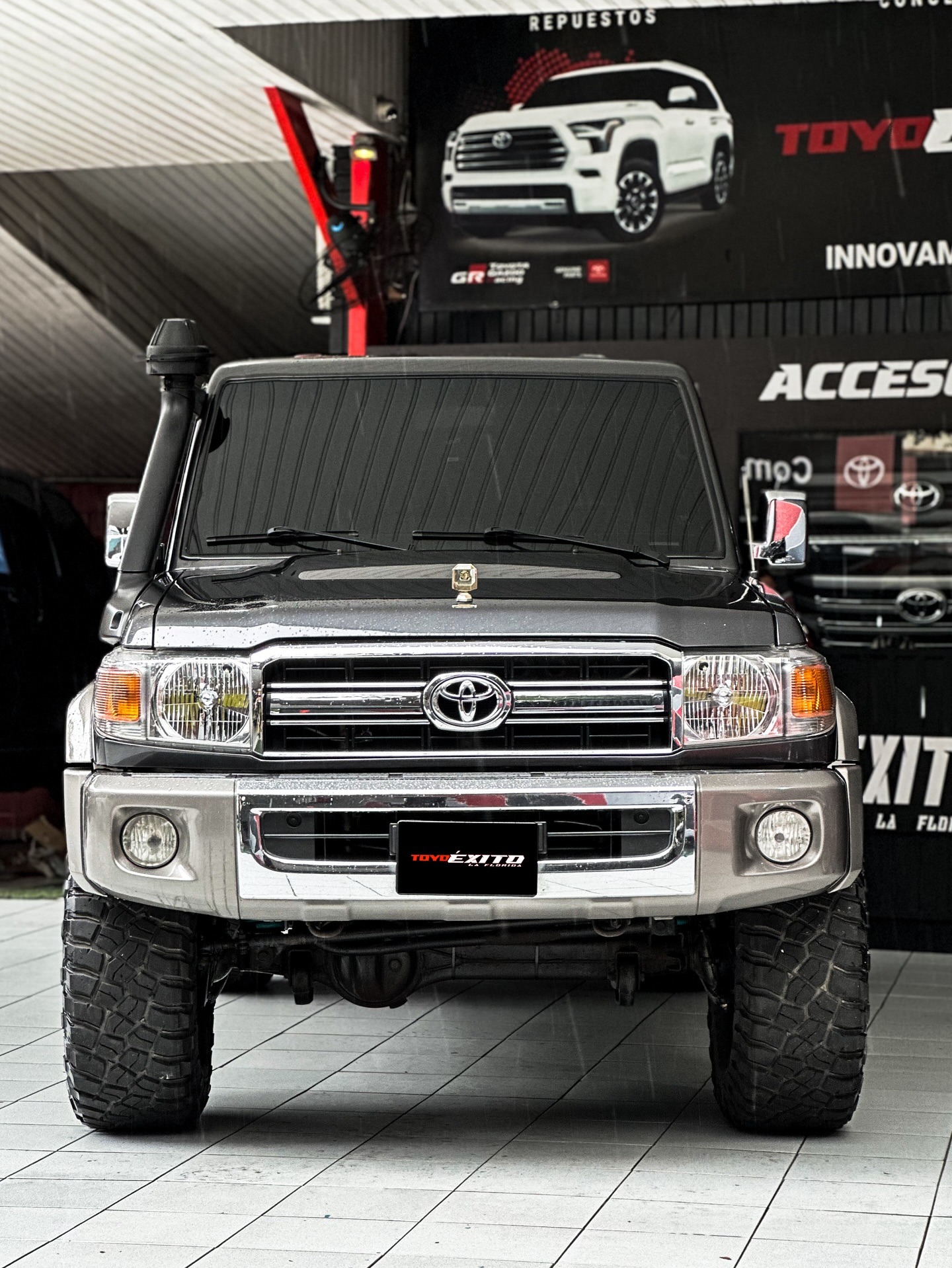 Toyota Land Cruiser 76 LX 2016 Gris Caracas