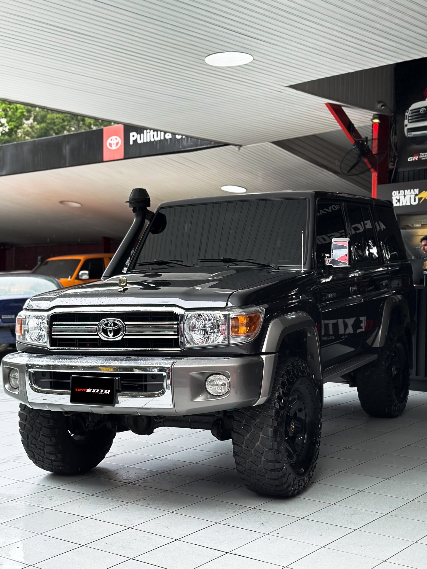 Toyota Land Cruiser 76 LX 2016 Gris Caracas