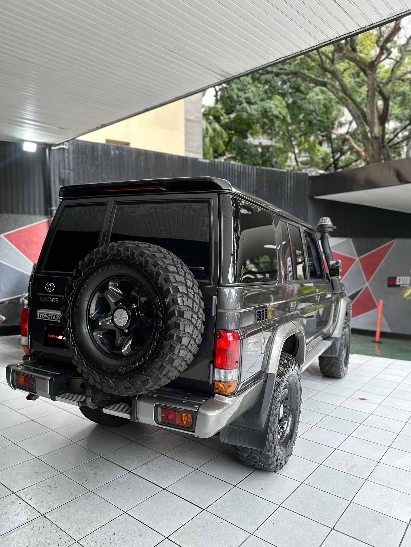 Toyota Land Cruiser 76 LX 2016 Gris Caracas