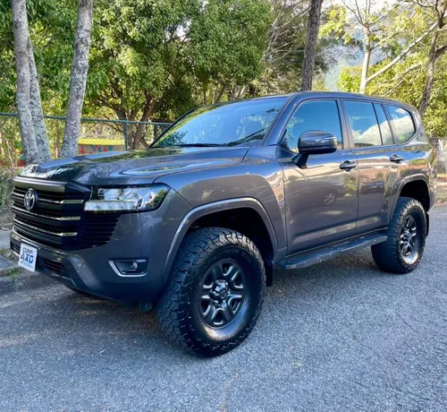 Toyota Land Cruiser GXR 2022 Gris Caracas