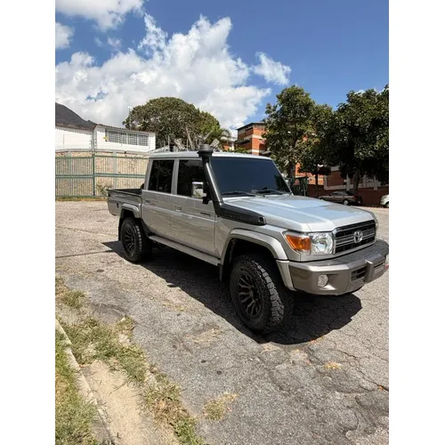 Toyota Land Cruiser Hembrita LX 2021 Plateado Caracas