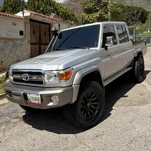 Toyota Land Cruiser Hembrita LX 2021 Plateado Caracas