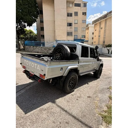 Toyota Land Cruiser Hembrita LX 2021 Plateado Caracas