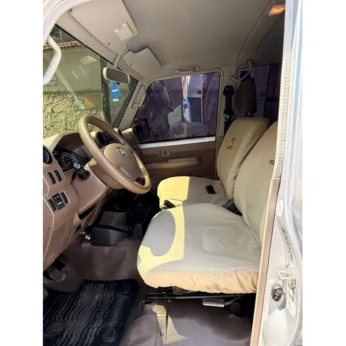 Toyota Land Cruiser Hembrita LX 2021 Plateado Caracas