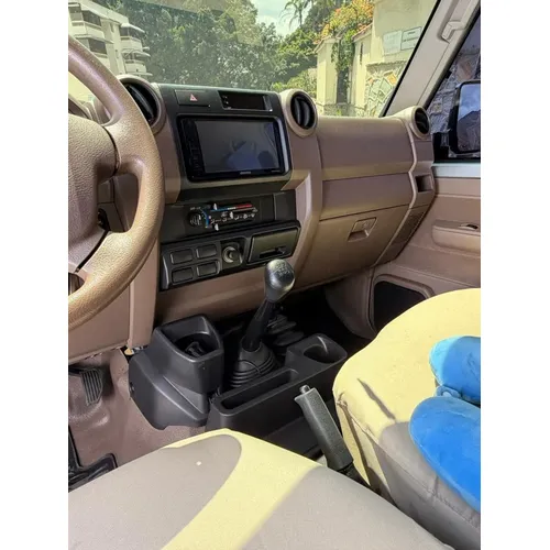 Toyota Land Cruiser Hembrita LX 2021 Plateado Caracas