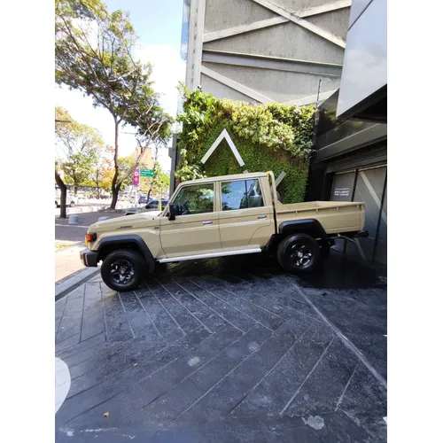 Toyota Land Cruiser 79 Hembrita LX 2026 Beige Caracas