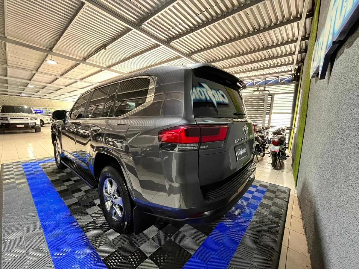 Toyota Land Cruiser 300 2024 Gris Caracas