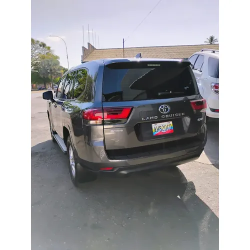 Toyota Land Cruiser 300 2025 Gris Girardot