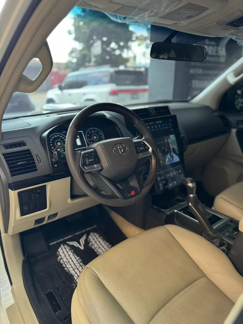 Toyota Land Cruiser Prado Vx 2022 blanco6