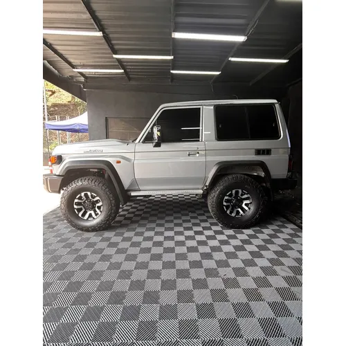 Toyota Land Cruiser S71 2024 Gris Caracas