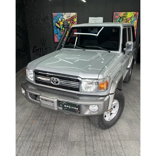 Toyota Land Cruiser 76 LX 2022 Plateado Caracas