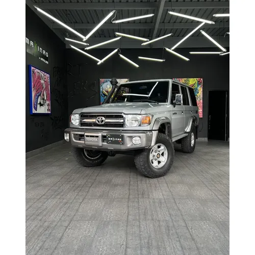Toyota Land Cruiser 76 LX 2022 Plateado Caracas