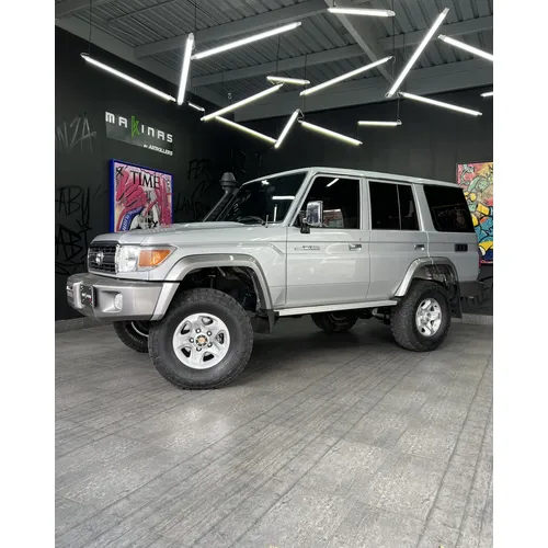 Toyota Land Cruiser 76 LX 2022 Plateado Caracas