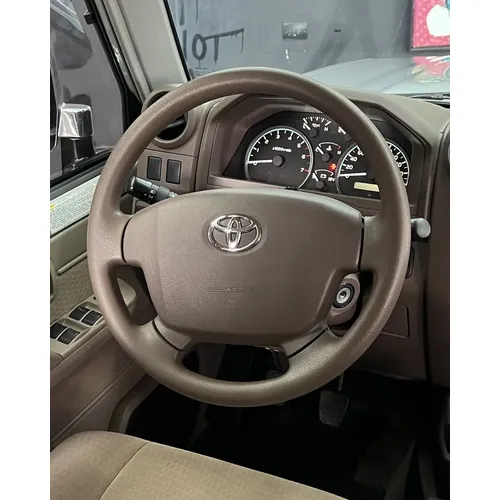 Toyota Land Cruiser 76 LX 2022 Plateado Caracas