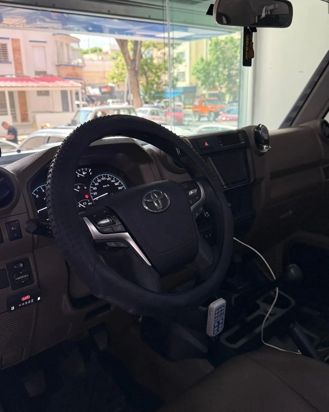 Toyota Land Cruiser S79 año 2024 Plata