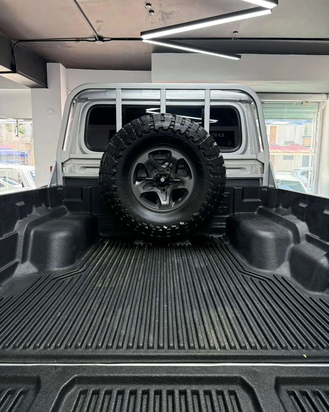 Toyota Land Cruiser S79 año 2024 Plata