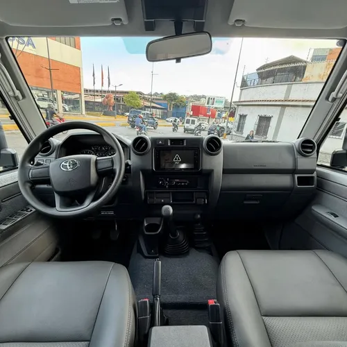Toyota Land Cruiser 76 LX 2026 Plateado Caracas