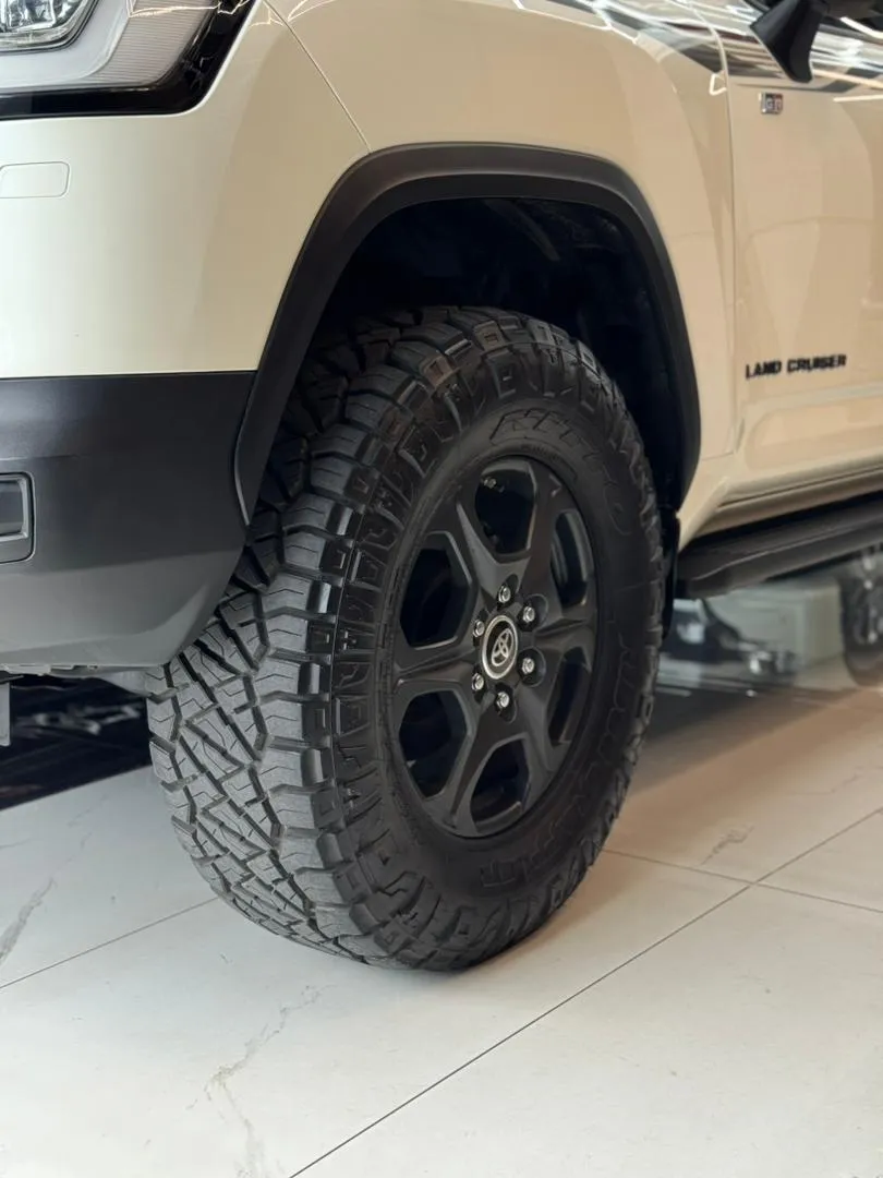 Toyota Land cruiser 300 GR 2024 blanco11
