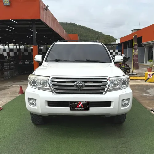 Toyota Land Cruiser 200 2014 Blanco Lechería