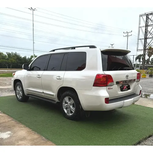 Toyota Land Cruiser 200 2014 Blanco Lechería
