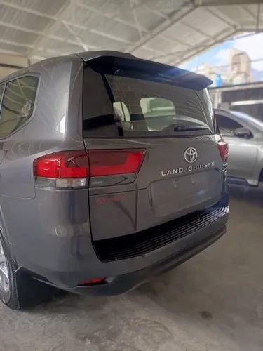Toyota Land Cruiser 300 GX.R 2025 Gris Caracas