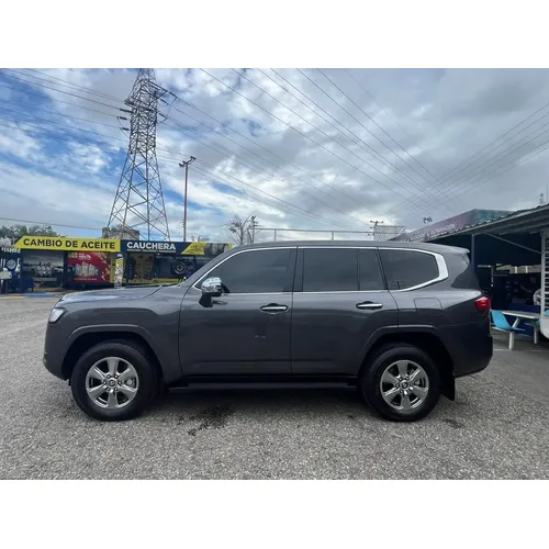 Toyota Land Cruiser 300 2024 Gris Valencia