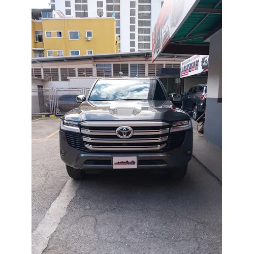 Toyota Land Cruiser 300 VX 2024 Gris Caracas