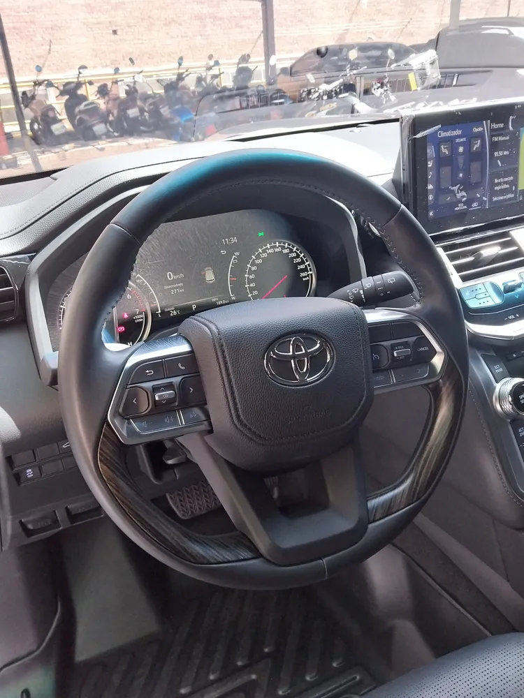 Toyota Land Cruiser 300 VX 2024 Gris Caracas