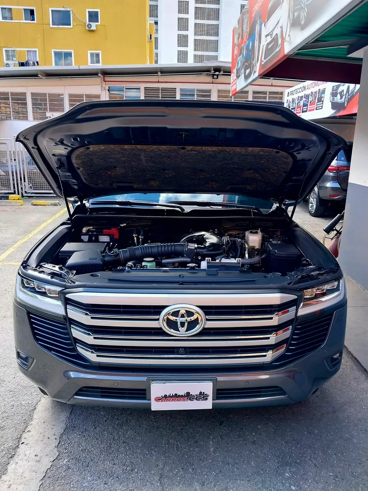 Toyota Land Cruiser 300 VX 2024 Gris Caracas