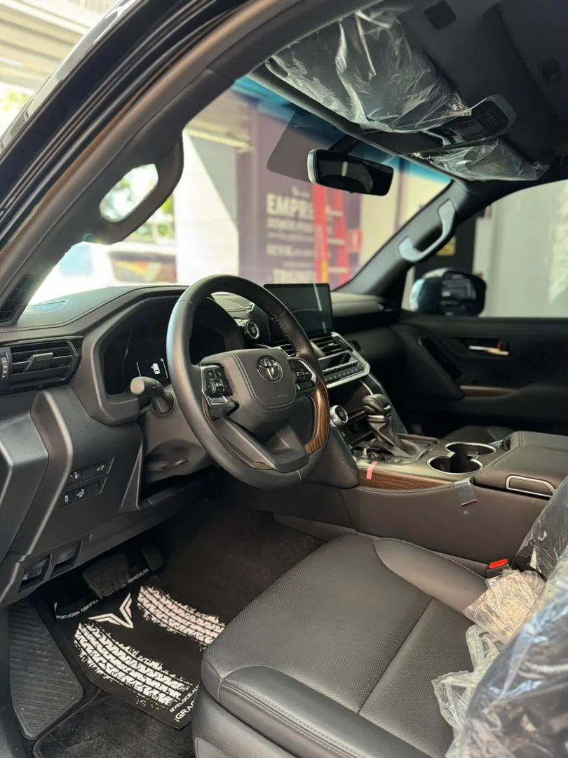 Toyota Lc300 Vx.r 2025 negro4