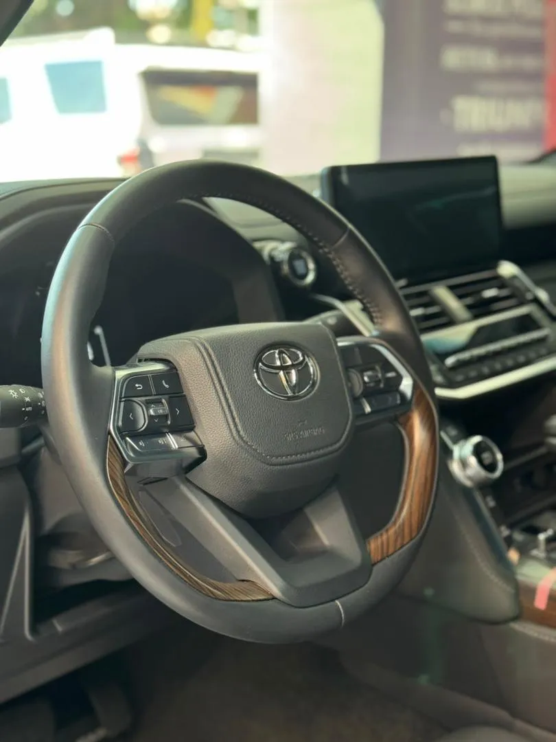 Toyota Lc300 Vx.r 2025 negro7