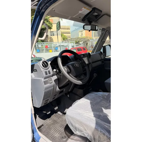 Toyota Land Cruiser 76 2026 Azul
