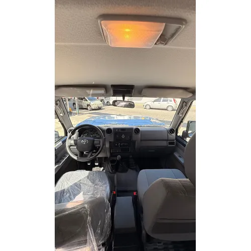 Toyota Land Cruiser 76 2026 Azul
