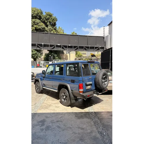 Toyota Land Cruiser 76 2026 Azul