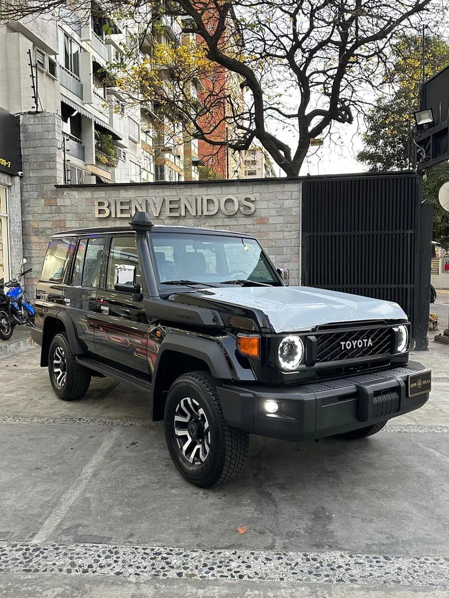 Toyota Lc76 Automático Modelo 2024
