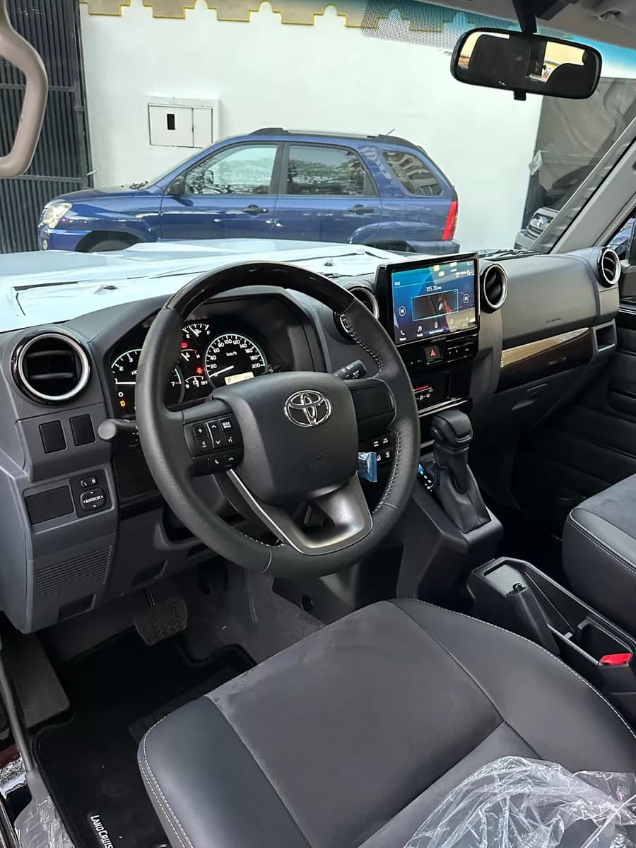 Toyota Lc76 Automático Modelo 2024