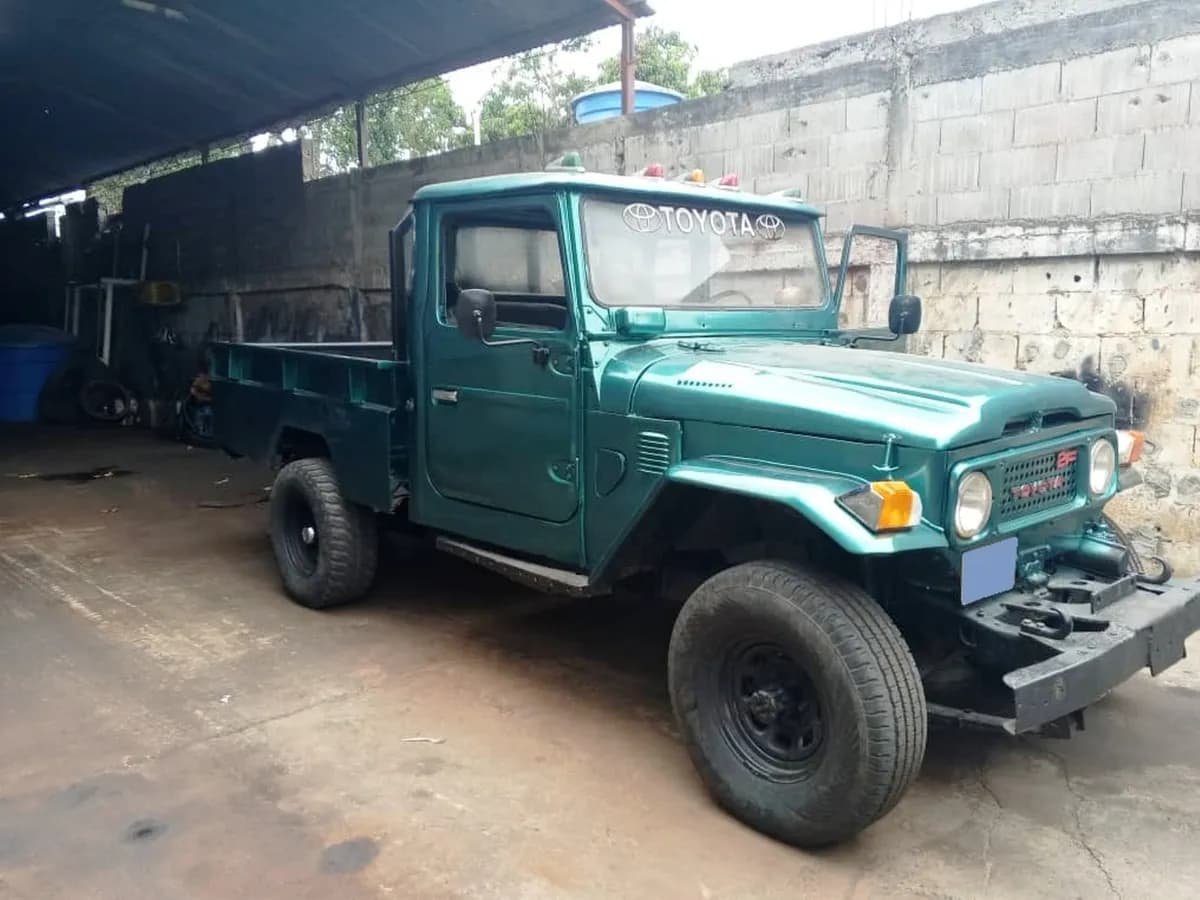 Toyota Macho Pickup verde Modelo 2000
