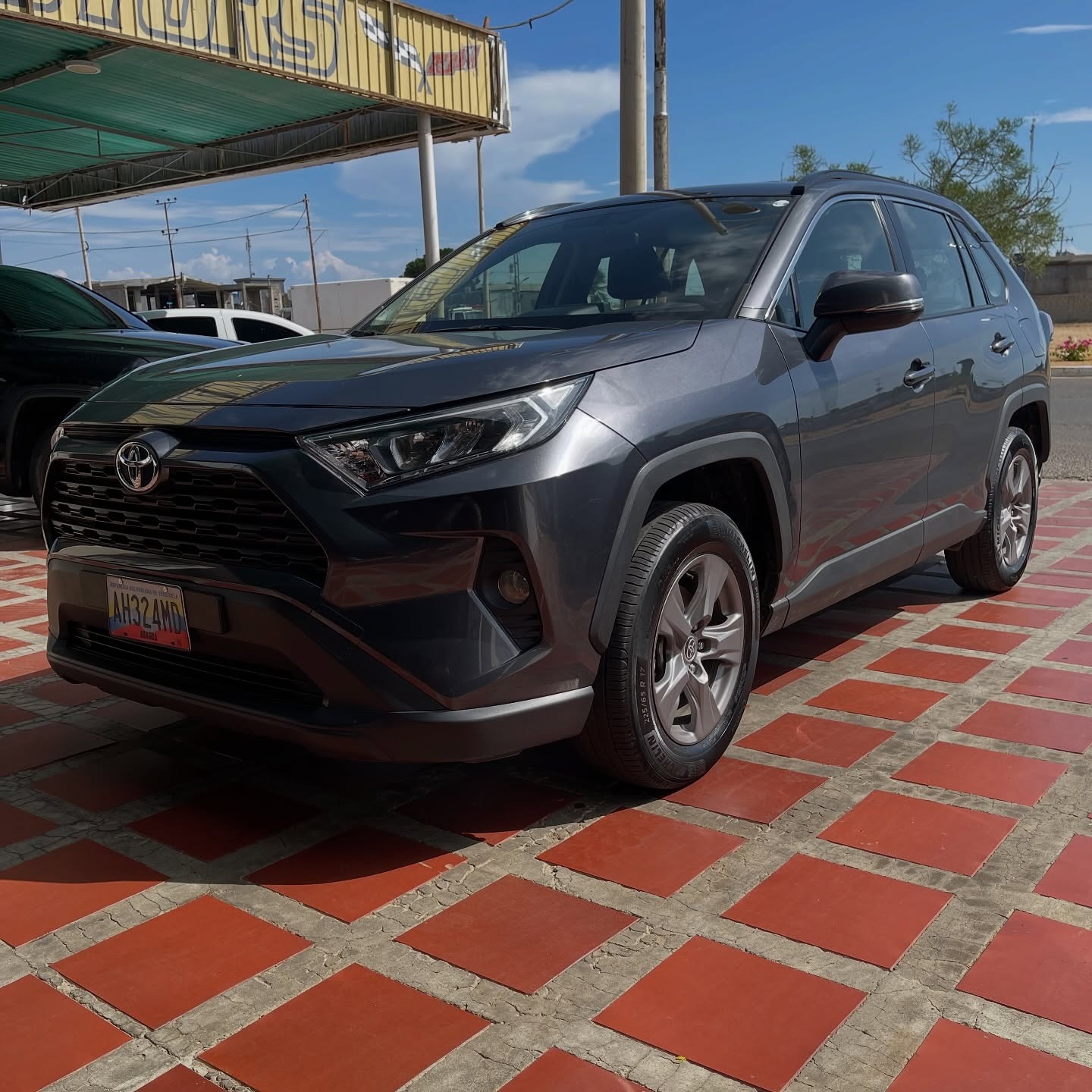 Toyota RAV4 2023 Gris Punto Fijo