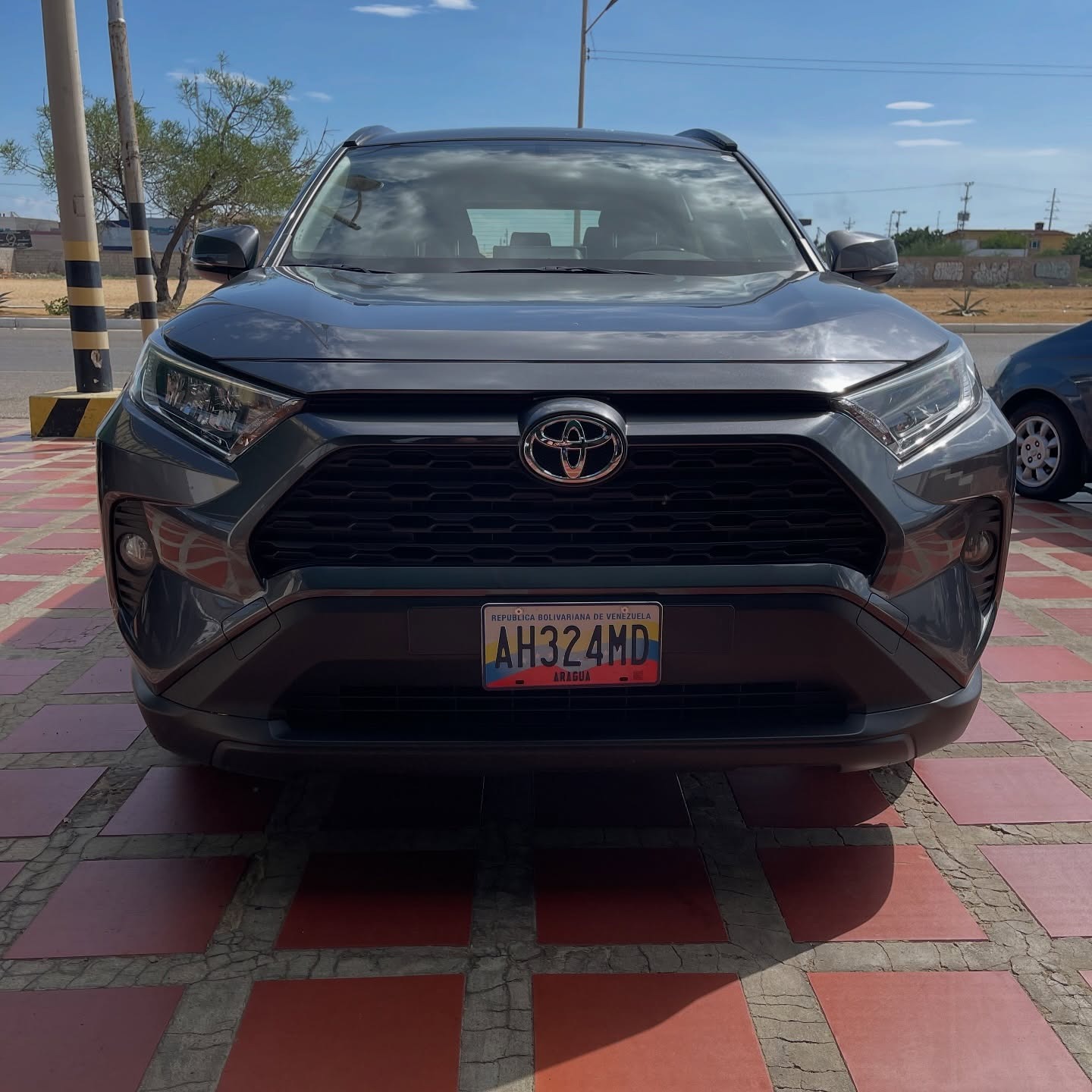 Toyota RAV4 2023 Gris Punto Fijo