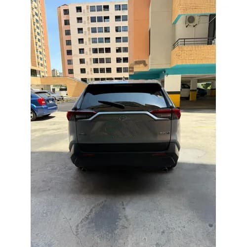 Toyota RAV4 XLE 2023 Gris Valencia4