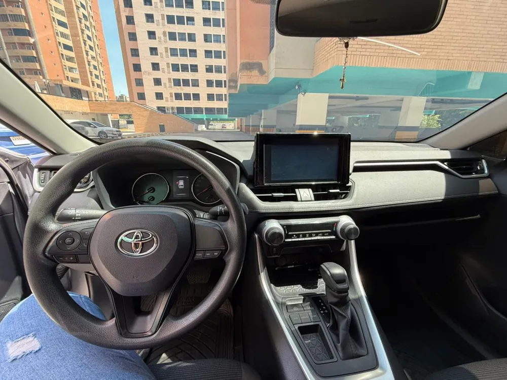 Toyota RAV4 XLE 2023 Gris Valencia
