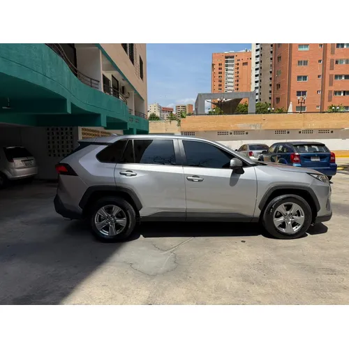Toyota RAV4 XLE 2023 Gris Valencia