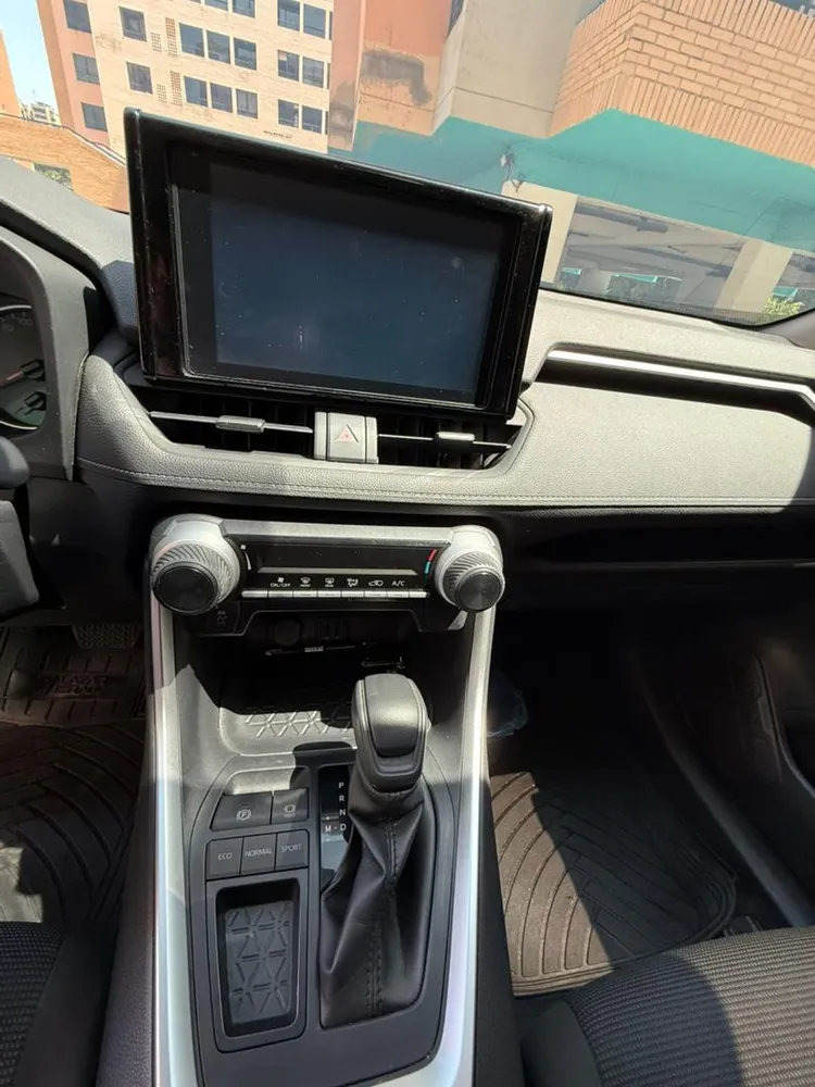 Toyota RAV4 XLE 2023 Gris Valencia