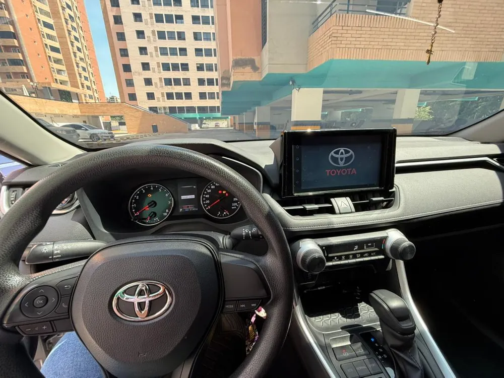 Toyota RAV4 XLE 2023 Gris Valencia