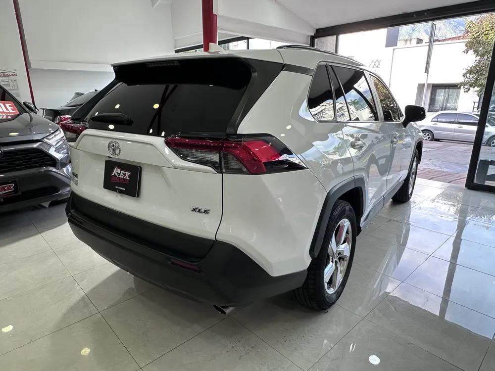 Toyota RAV4 XLE 2021 Blanco Caracas
